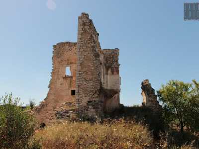 Ci� che vediamo davanti a noi � un edificio in pietra a forma di �t� con una parete affiancata da una struttura pi� alta all�incirca 8 metri. In origine doveva presentarsi come un complesso a due piani disposti ad angolo retto, con relativo muro di cinta e scala esterna sorretta da un semiarco. Di quel semiarco � ora rimasta solo la base